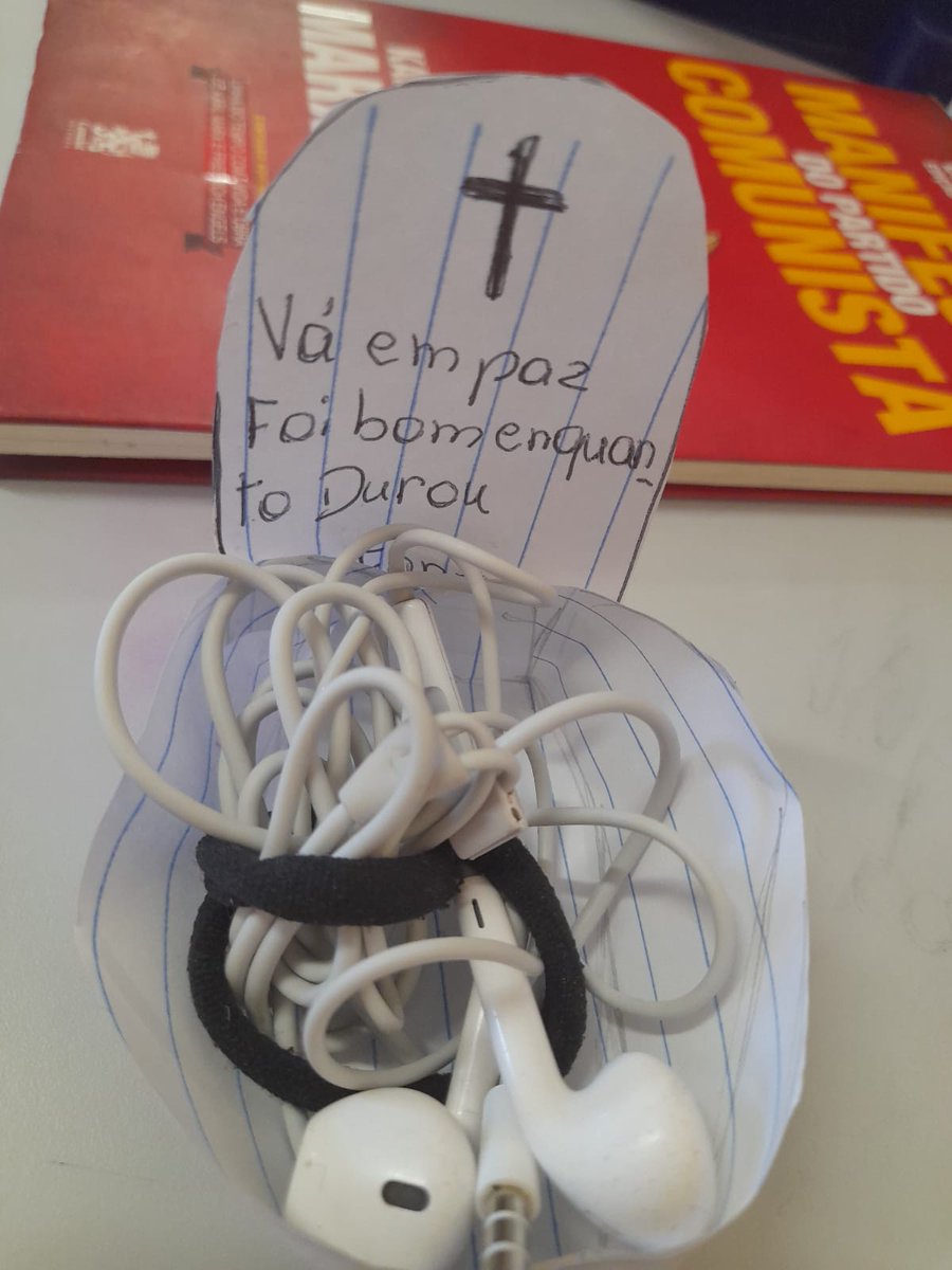 borderperson's tweet photo. o enterro q eu fiz do meu fone https://t.co/ucyt8bLjZZ