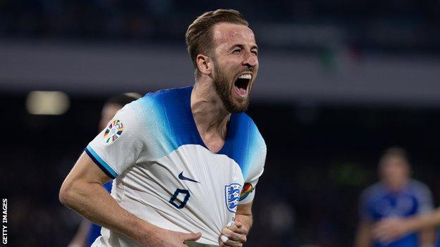 MysteryJKing's tweet photo. Big game for England tonight. 

If Harry Kane bags, we'll giveaway a free box! 

To enter:
❤️ = Like
🔗 = Retweet
✅️ = Tag a mate

Good luck 🤴 https://t.co/8ar1Si46Bf