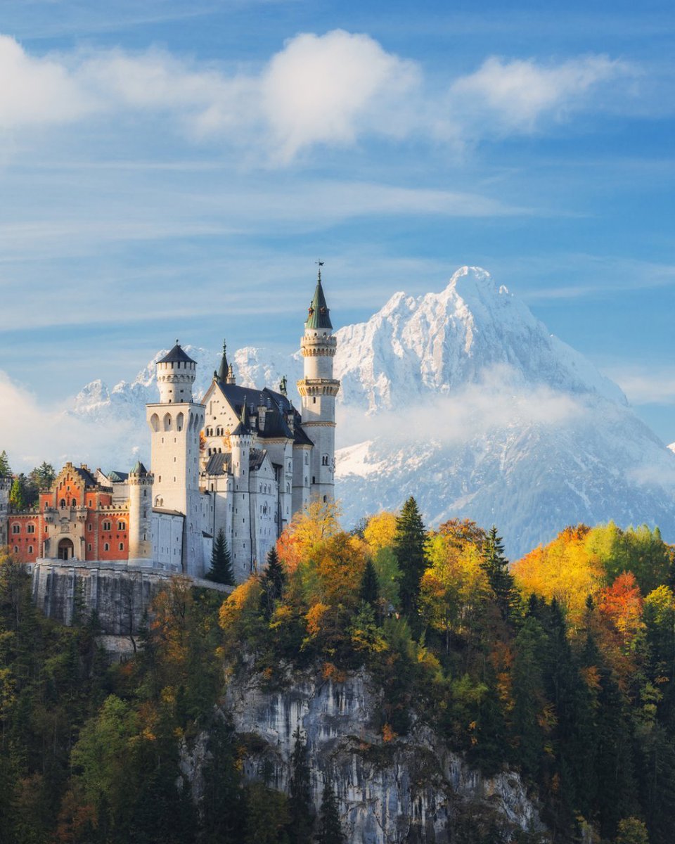 civitatis_en's tweet photo. Today we're traveling straight into a fairytale, 🏰 to Neuschwanstein Castle in Germany, to be exact. This stunning castle, built by King Ludwig II, is perched high on a hill with breathtaking views of the Bavarian countryside.

Happy travels! ✨ https://t.co/2bcVnvzsqL