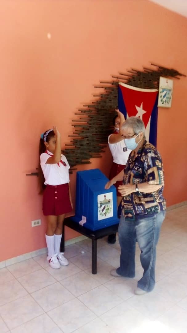 NormitaRDerivet's tweet photo. El Taller de CODEMA  acoge el Colegio Electoral No 1 de la Circunscripción 21 del Municipio Plaza.  Los trabajadores del CNAP #Cuba orgullosos de aportar y participar en esta jornada de combate por la Revolución #MejorEsPosible #YoVotoXTodos https://t.co/9oEkj0K7Fv