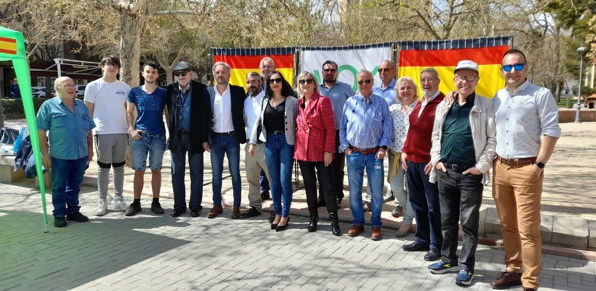 VOX_Albacete's tweet photo. ✅ Cada vez son más los almanseños que se acercan a nuestras mesas informativas a transmitirnos sus preocupaciones e inquietudes. 

 📢 Queremos escucharte, trabajar por una ciudad competitiva y una calidad de vida mejor para todos.

 #Vox #Almansa  
#Cuidalotuyo https://t.co/dnlZOdRtIt