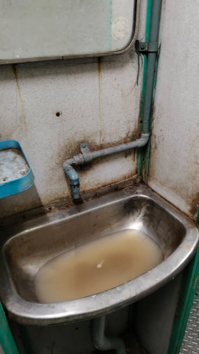 ibrijmp's tweet photo. @RailMinIndia @serailwaykol @RailwaySeva 
Refer to PNR 6517116174

Traveling from BBM to HWH by CKP-HWH EXP. on 26/03/23. Very disappointed with the maintenance of the coaches and besine . Didn't dare to enter the toilets. https://t.co/unef6kU2wM