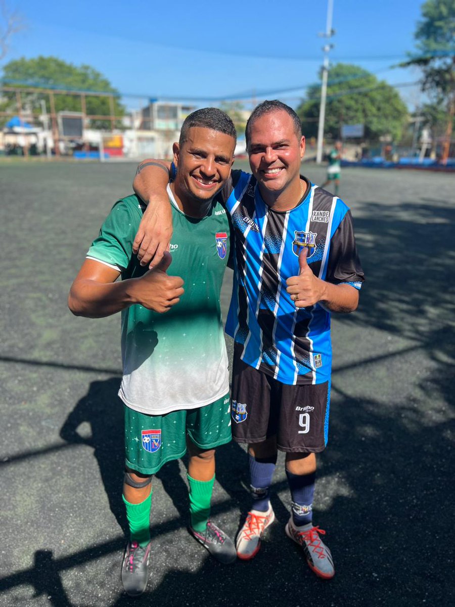 FelipinhoRavis's tweet photo. Dia de Futebol no Campo do Barrinho na Prata.
Um abraço ao Grupo VETERANO DANÇA!
#domingãocomfutebol https://t.co/924qKXV3ia