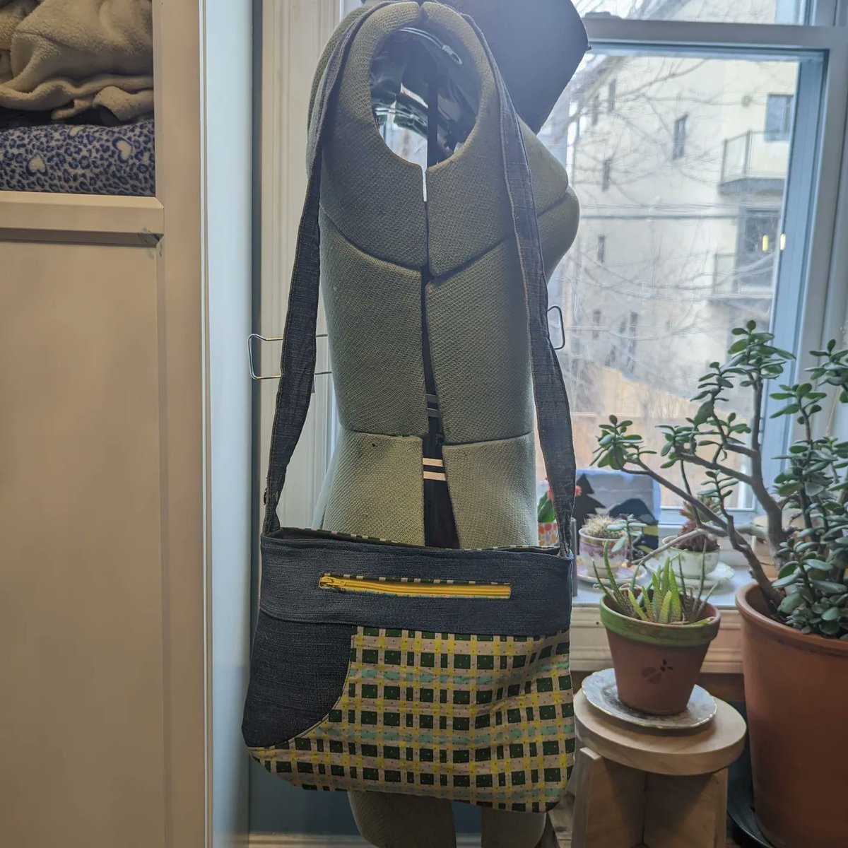 UpcycleTexStyle's tweet photo. New purse day!  Made from #recycled #jeans and scrap fabric.  #zerowaste #sewing https://t.co/2G6l8tKl6n