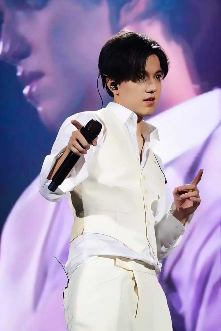 Ghr8409's tweet photo. Escuchando el mejor programa!!!.. #OyeTuFandom con el gran locutor @PonchoYezka y lo mas reciente de la música #TogetherByDimash del increíble cantante @dimash_official solo en @Oye897 
#Dimash
😋🤤🤴 https://t.co/17Ua6V0Ox4