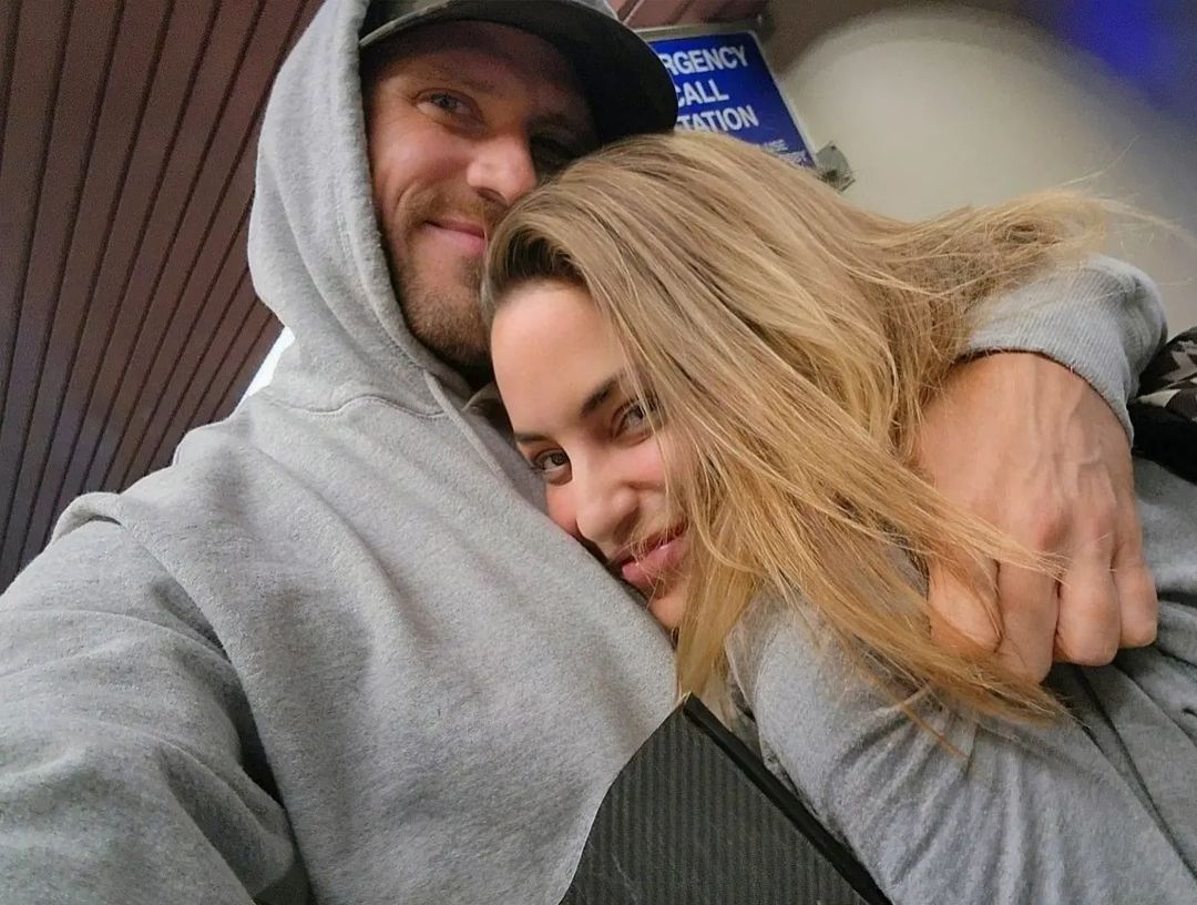 Snuggling up with <a href="/KissFromASinner/">Brazzers Brat (fan page)</a> before a hard day at work.