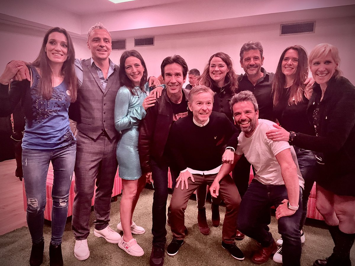 Hace 25 años empezó la serie Compañeros y ayer nos reencontramos más de 70 personas: actores, guionistas, equipo técnico… 
😍