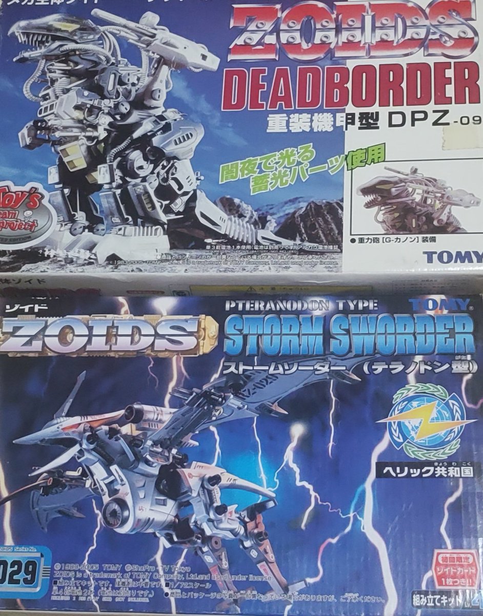 tokagesuta's tweet photo. 今回の中古屋巡りまたゾイドが買えた！
とりあえずパーツチェックだけ店舗でやってモーターの起動チェックは電池が無いためまた今度で･･･

今でもシリーズが続いてるけど蓄光や電池で光って電動やゼンマイで歩く･･･そりゃ子供も好きになるね

#トミー
#ZOIDS
#ゾイド https://t.co/qVk6K4Wi5x