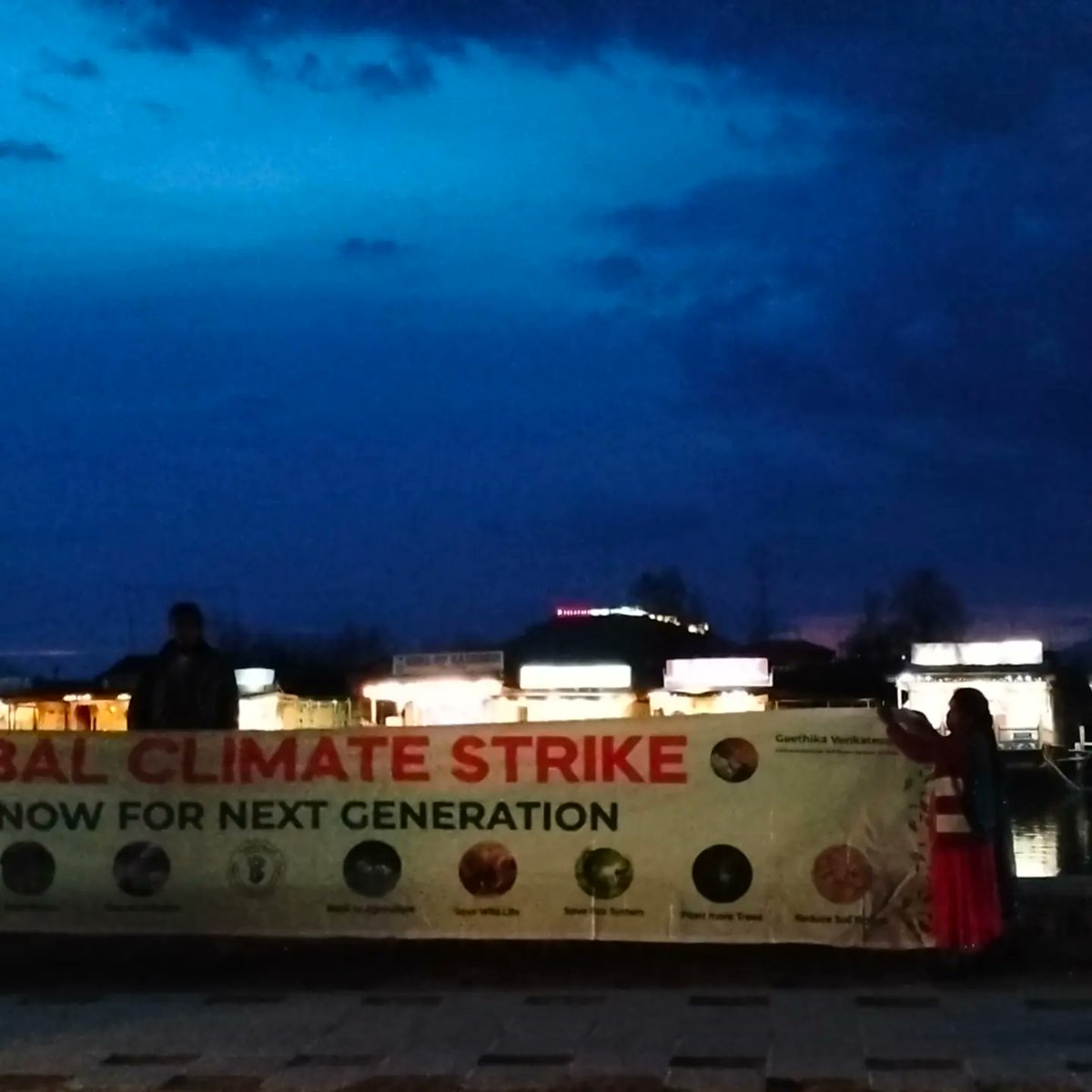 YadhumadiR's tweet photo. At #Srinagar #DalLake my small global Climate Awareness Activity
#ClimateEmergency #ClimateStrike #ClimateCatastrophe #ClimateActionNow #savehimalayas #pollution #AirPollution #globalwarming
@Sdg13Un @IndiaG2O #saveearth #SaveEnvironmentFromPollution
#SaveResources https://t.co/A7rtSzOw9V