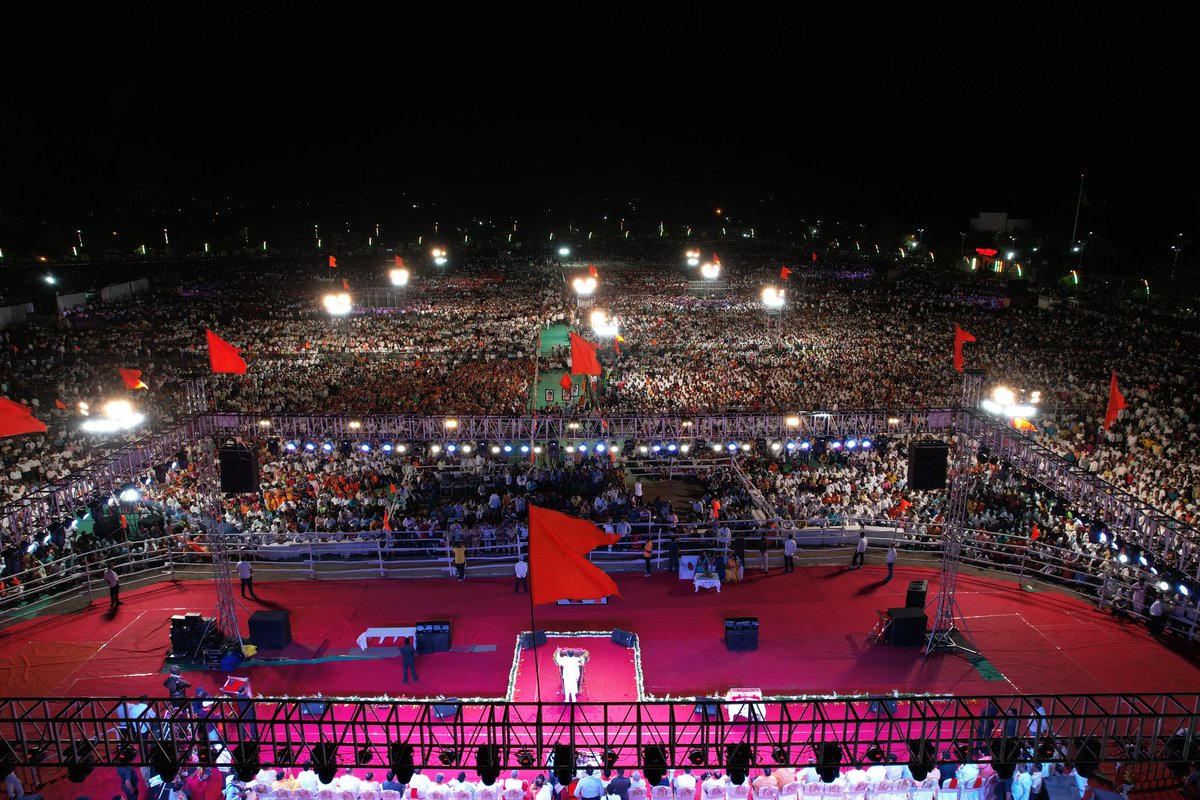 ShivSenaUBT_'s tweet photo. तुमच्या ताकदीच्या जोरावर मी लढायला उभा आहे!

मालेगावात पक्षप्रमुख श्री.उद्धवसाहेब ठाकरे यांची 'शिवसैनिकांना' साद! https://t.co/x7FOimYiTh