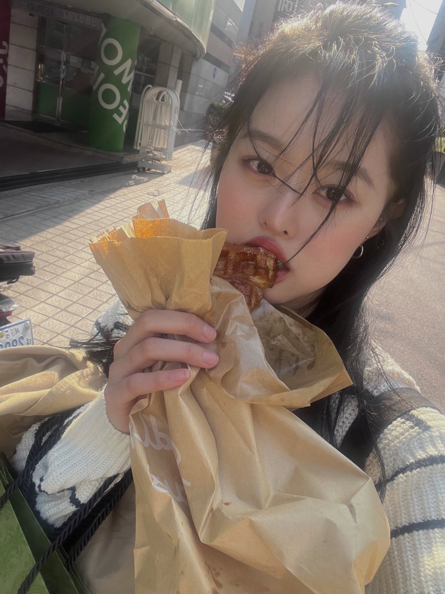 jngmn72's tweet photo. @anwjdalsd 오물오물냠냠 https://t.co/JaswVjGhWn