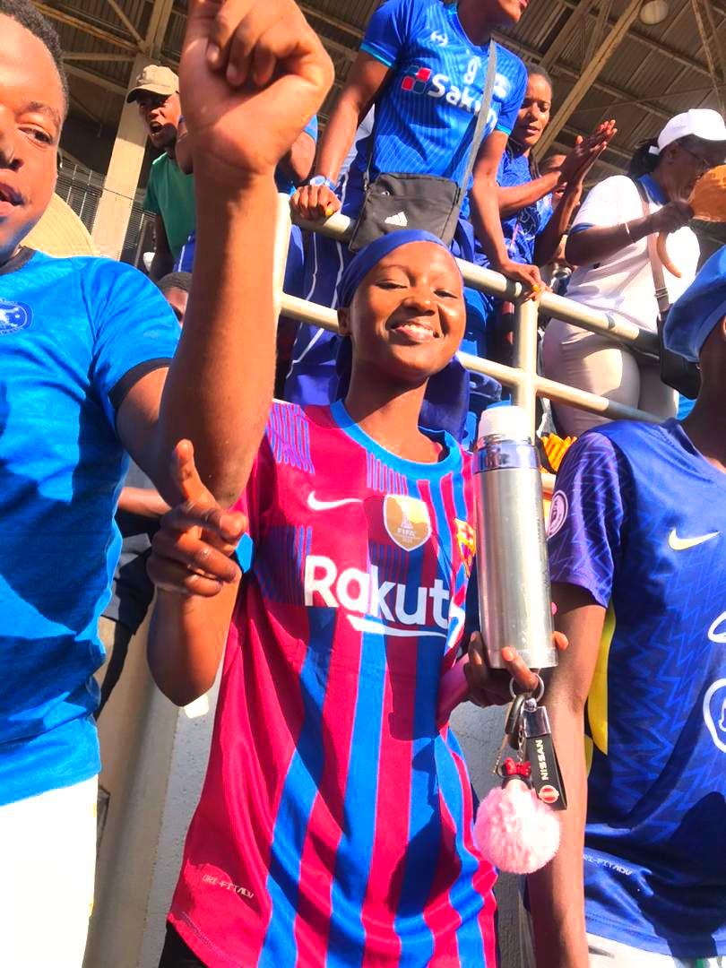 kwines7's tweet image. A rare picture of a Liverpool, Dynamos fan imwe yacho amheno inonzi chii,ndakazofunga😂😂😂#Dynamos❤️. #Dembare4-0