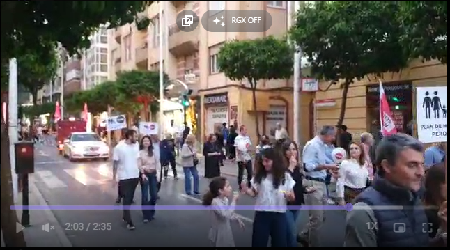 jrcp_art's tweet photo. @SaraMar06524078 @El_TioPencho @Antonioprensa Vamos a decir que fuisteis 540 siendo generosos. Lista de checks. Analizo primero la foto, al fondo el mercedes con el altavoz, distancia de 120 m a la cabeza, el observador está a 85 m, que es donde acaba la gente. Dado que tampoco ocupan las aceras como se ve en la foto 4 y+ https://t.co/OTF5oiVp4h