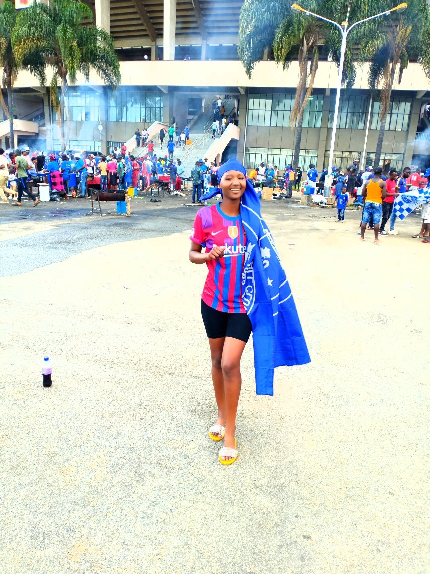 kwines7's tweet image. A rare picture of a Liverpool, Dynamos fan imwe yacho amheno inonzi chii,ndakazofunga😂😂😂#Dynamos❤️. #Dembare4-0