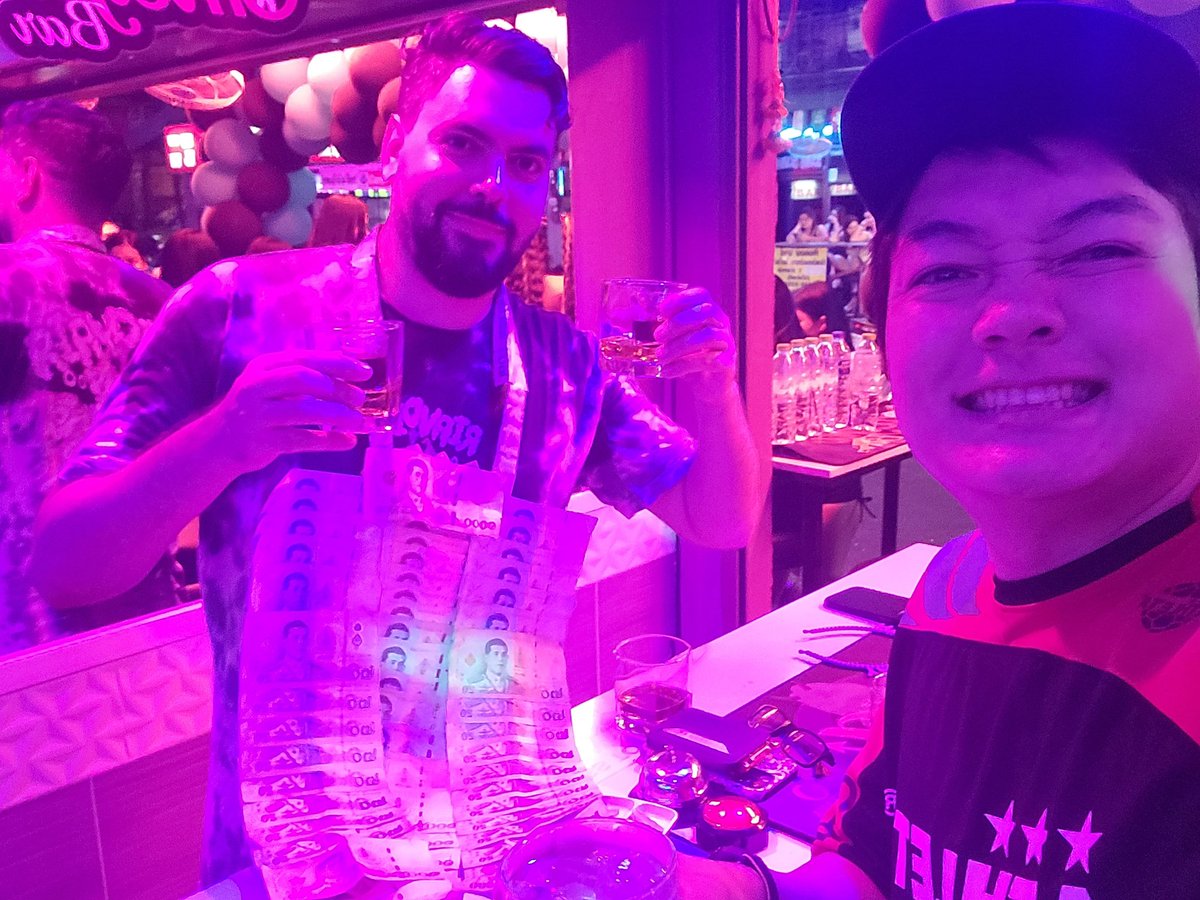 ud_thailand0414's tweet photo. OMEGA BARのマネージャーJonの誕生日！

Happybirthday!!!🎊🎊🎉🎉🎊🎊

#Thailand #Pattaya #Soi6 https://t.co/TUTHzCb8rp