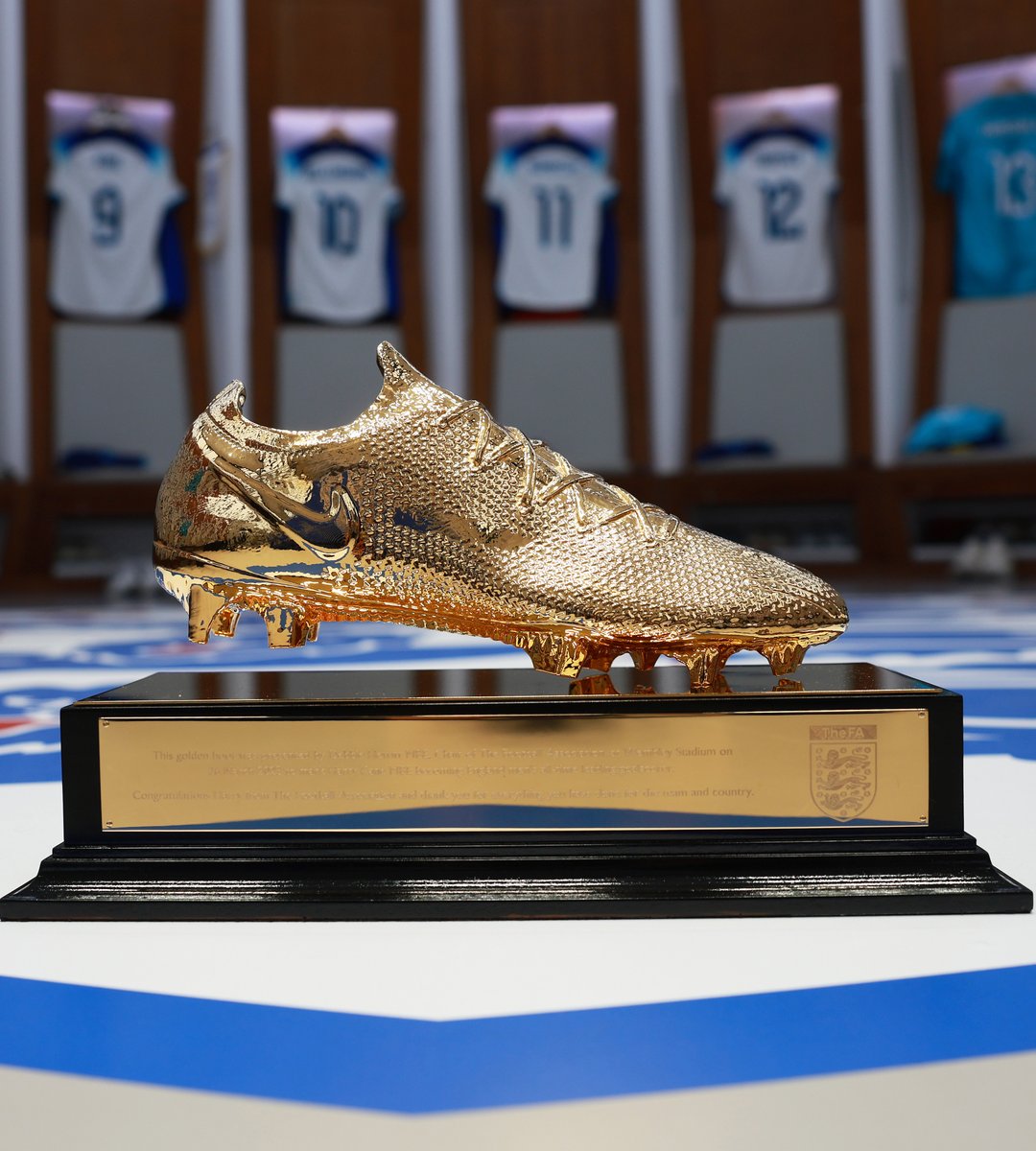 England's tweet photo. Harry's golden boot 🤩 https://t.co/BDTOPEve2E