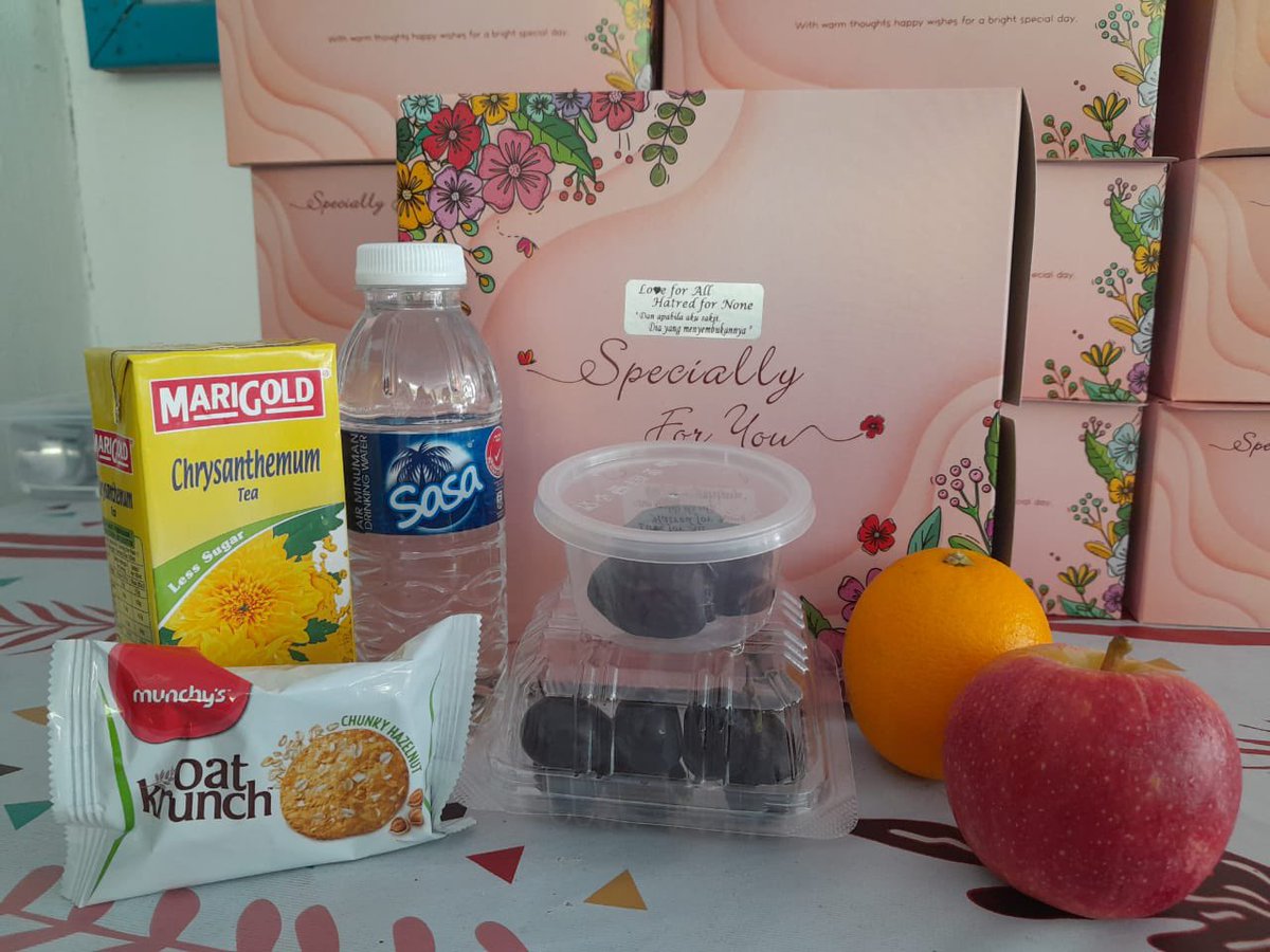 KhuddamMY's tweet photo. On 26 March 2023 Alhamdulillah Muqami Kota Kinabalu Sabah &amp; Khuddam donated 110 fruit boxes to Queen Elizabeth 1 Hospital to 3 Nephrology Wards, General Surgery Ward, Respiratory Ward to patients, Nurses and others. https://t.co/lzZPE2qzJB