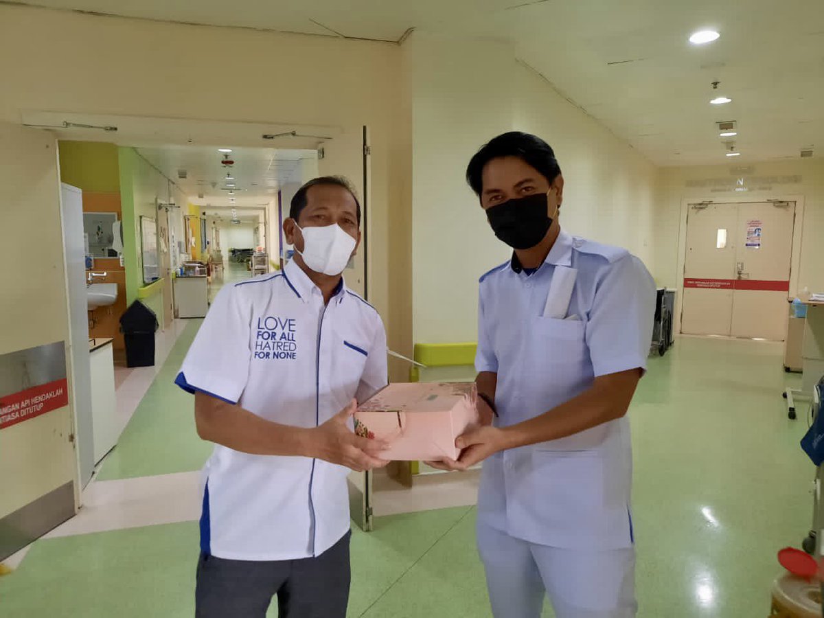 KhuddamMY's tweet photo. On 26 March 2023 Alhamdulillah Muqami Kota Kinabalu Sabah &amp; Khuddam donated 110 fruit boxes to Queen Elizabeth 1 Hospital to 3 Nephrology Wards, General Surgery Ward, Respiratory Ward to patients, Nurses and others. https://t.co/lzZPE2qzJB
