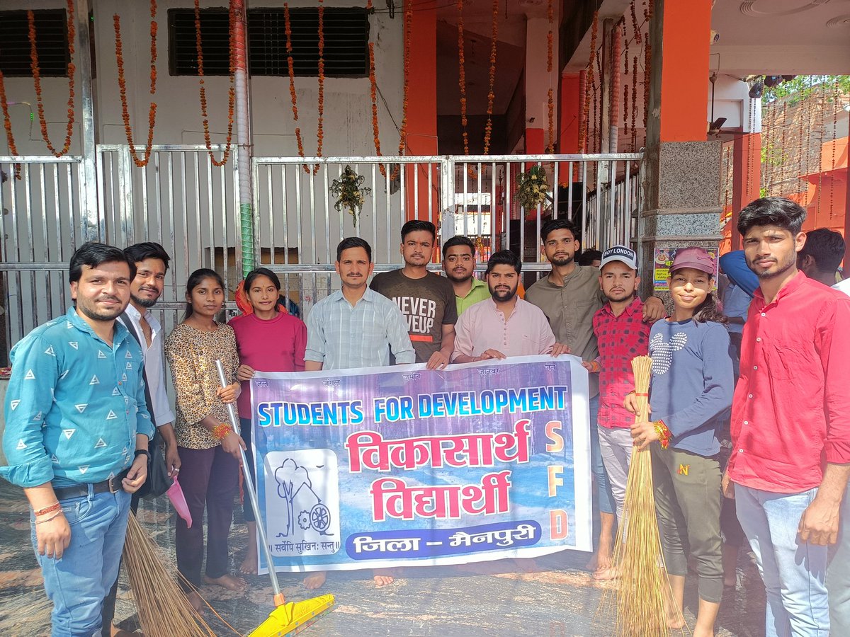 Prateek95156874's tweet photo. जनपद मैनपुरी में अभाविप के विकासार्थ विद्यार्थी (SFD) द्वारा शहर के प्रतिष्ठित शीतला माता मंदिर पर स्वच्छता अभियान चलाया गया।
#SFDBraj
#SFDMainpuri
#SFDvoice
@abvpbraj @abvpvoice @yagywalkya https://t.co/IkxxXPlwAL