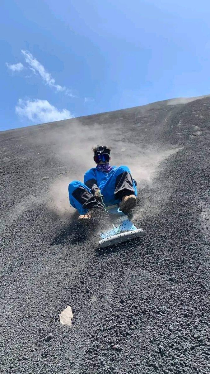 Sandboarding en el volcán Cerro Negro, León 🌋⛰️⛷️

#NicaraguaLinda 🇳🇮❤️