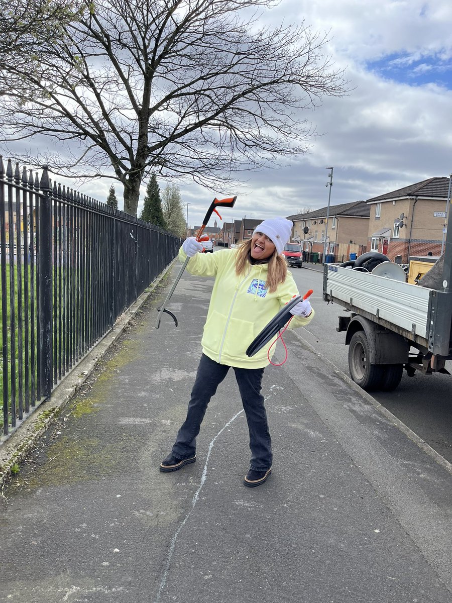 Evermor65862424's tweet photo. We did a marvellous job! @donnaludford @parks_great @Irene4A_B @keep_youth @peacearth @MajidDarAB #bigspringcleanup #keepbritaintidy @DooleyDoo16 @Stepup_mcr https://t.co/bspSk78w7p