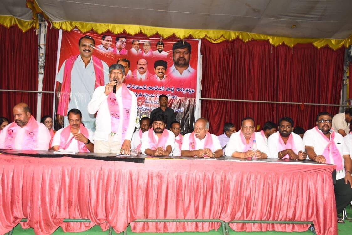 D_SudheerReddy's tweet photo. ఎల్బీనగర్ నియోజకవర్గ పరిధిలోని కొత్తపేట డివిజన్ లో బీఆర్ఎస్ పార్టీ ఆత్మీయ సమావేశంలో ఎమ్మెల్సీలు ఎల్.రమణ,
బుగ్గరపు దయనంద్ గార్లు మరియు నాయకులు, కాలనీ సంక్షేమ సంఘం సభ్యులతో కలిసి పాల్గొనడం జరిగినది. #Telangana #DevelopmentTelangana https://t.co/j5tOSyFddq
