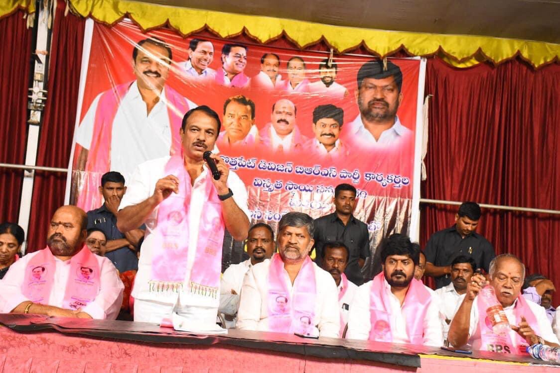 D_SudheerReddy's tweet photo. ఎల్బీనగర్ నియోజకవర్గ పరిధిలోని కొత్తపేట డివిజన్ లో బీఆర్ఎస్ పార్టీ ఆత్మీయ సమావేశంలో ఎమ్మెల్సీలు ఎల్.రమణ,
బుగ్గరపు దయనంద్ గార్లు మరియు నాయకులు, కాలనీ సంక్షేమ సంఘం సభ్యులతో కలిసి పాల్గొనడం జరిగినది. #Telangana #DevelopmentTelangana https://t.co/j5tOSyFddq