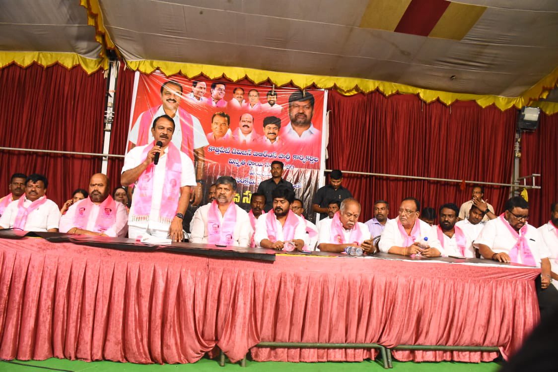 D_SudheerReddy's tweet photo. ఎల్బీనగర్ నియోజకవర్గ పరిధిలోని కొత్తపేట డివిజన్ లో బీఆర్ఎస్ పార్టీ ఆత్మీయ సమావేశంలో ఎమ్మెల్సీలు ఎల్.రమణ,
బుగ్గరపు దయనంద్ గార్లు మరియు నాయకులు, కాలనీ సంక్షేమ సంఘం సభ్యులతో కలిసి పాల్గొనడం జరిగినది. #Telangana #DevelopmentTelangana https://t.co/j5tOSyFddq