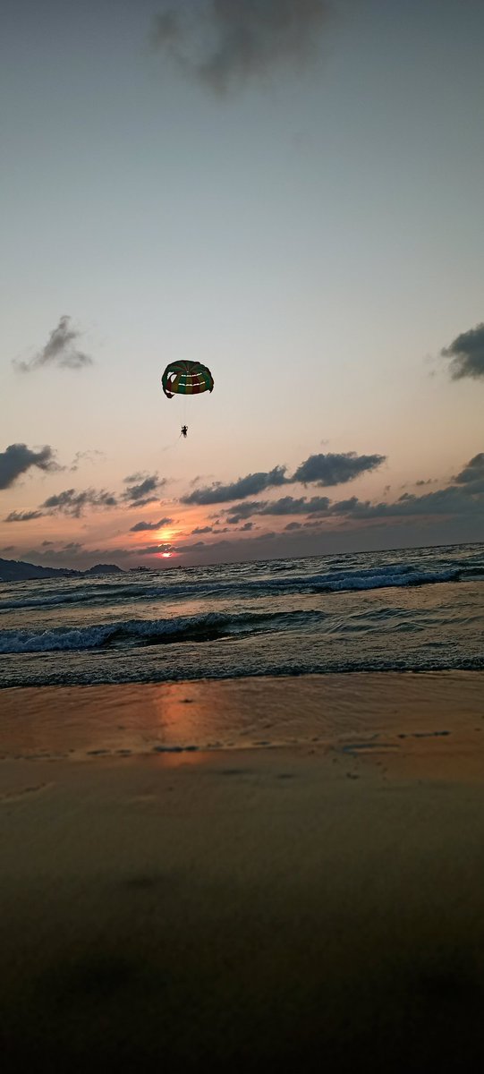 deepa_mn's tweet photo. Sunrise and sunset reminds us that there is a new tomorrow #sunset #sunshine https://t.co/aUAiCG9Hr0