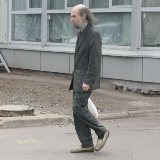 pierpi13's tweet photo. Un barbone a passeggio?
No... è forse il più grande matematico vivente al mondo.
Il russo Grigorij “Grisha” Jakovlevič Perelman è stato l’unico uomo che sia riuscito a risolvere uno dei sette "Problemi del Millennio", dimostrando la Congettura di Poincaré e ha rifiutato il premio da un milione di dollari che gli era stato assegnato dal Clay Mathematics Institute per questa scoperta.
La Congettura di Poincaré, è un complesso problema di topologia e quando trovò la soluzione disse: "Per me è del tutto irrilevante, in quanto se la soluzione è quella giusta, non c'è bisogno di alcun altro riconoscimento."
Vive in un mini-alloggio all’interno di un palazzone popolare, uno di quelli costruiti da qualche zar del socialismo reale. Per lui i soldi non contano nulla: "Non voglio essere uno scienziato da vetrina, ma uno che studia la scienza per il bene degli altri."
Gira con capelli e barba incolti e scarpe da ginnastica sformate, le immagini più recenti di lui lo ritraggono con un look trascurato: un blogger l’ha scovato in metropolitana e l’ha immortalato con il cellulare mettendo poi le sue foto su internet.
Dicono che nella sua città, che fu la capitale degli zar, sia di moda indossare una t-shirt con il suo volto e la scritta: "In questo mondo … non tutto si può comprare"