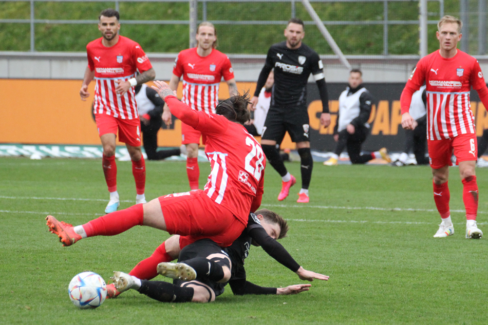 FSVZwickau's tweet photo. Zwei späte Tore, das nötige Matchglück und ein starker Torhüter – das waren die Zutaten zum 2:0-Heimsieg des #FSVZwickau gegen den #FCIngolstadt. 

Unser Spielbericht zum wichtigen Sieg gegen die @Schanzer 👉 https://t.co/I4rIvVqDGa 

#FSVFCI https://t.co/lex2Q4XkrS