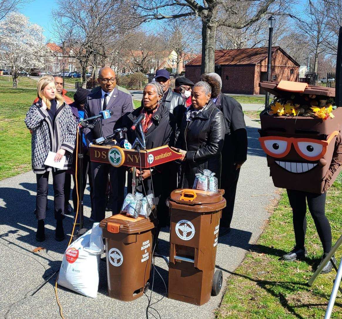 Last fall, Jamaica & St. Albans proved that New Yorkers WANT to do the right thing, if you just make it easy - and today, Commissioner Tisch and @QnsBPRichards were there heralding the return of curbside composting to ALL of Queens this week. Learn more: NYC.gov/curbsidecompos…