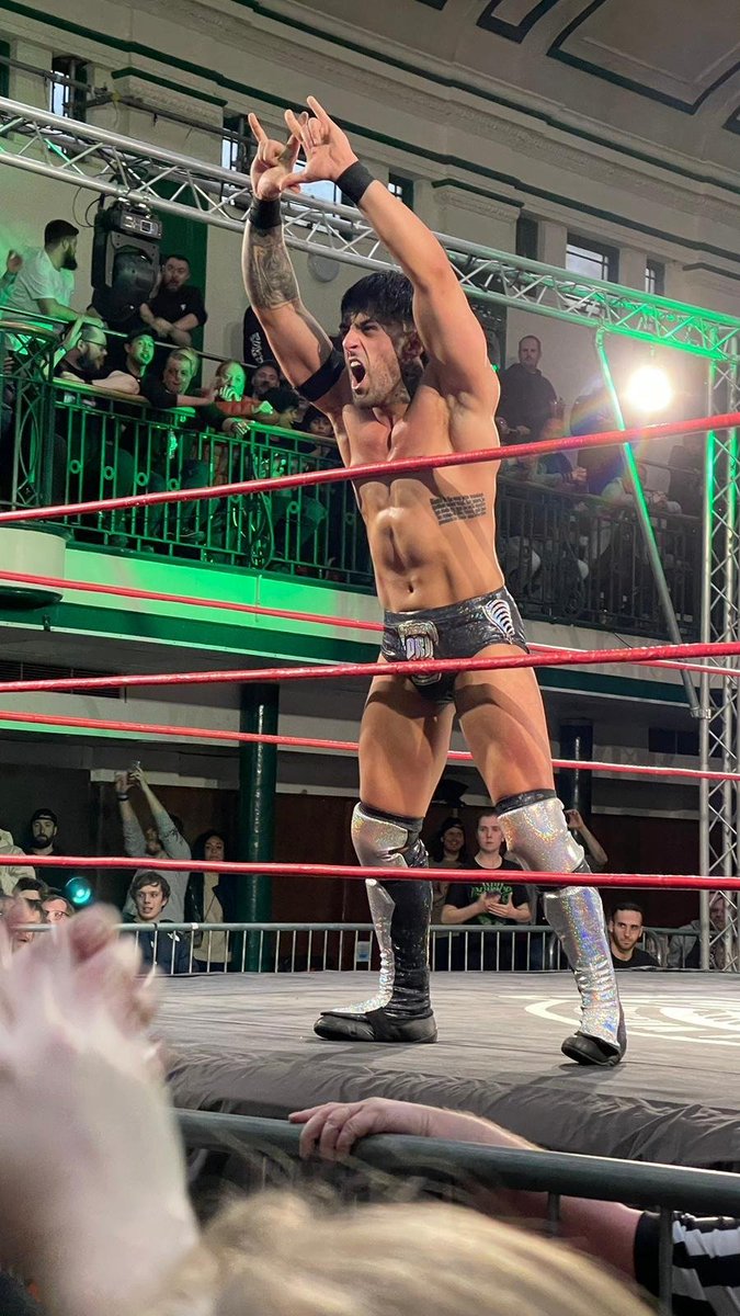 thesuperjcast's tweet photo. Our UK correspondant @SipsyJP reports that Dan Maloney has accepted a United Empire armband given to him by Will Ospreay https://t.co/RJlCzTKNOs