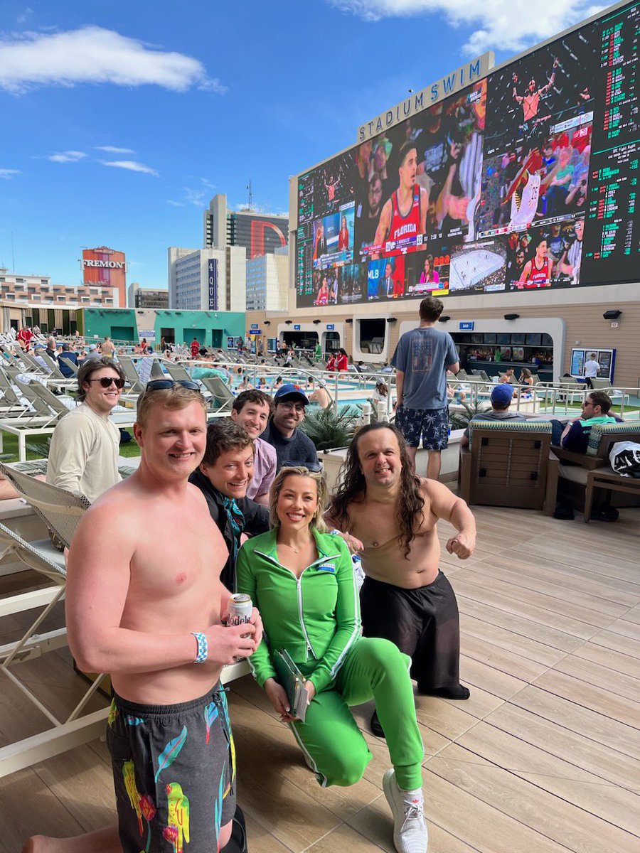 mightymikemurga's tweet photo. Circa Sports book 🏈 🏀 @godfather_hollywood_ceo #pool #march #stag #sports #sport #circa #sportsbet #bachlor #kiss #rock #grouppic #grouppicture #dwarf #mightymike #midget #bacheloretteparty #cheers #goodtimes #littlepeople https://t.co/4Kk29w6gnZ