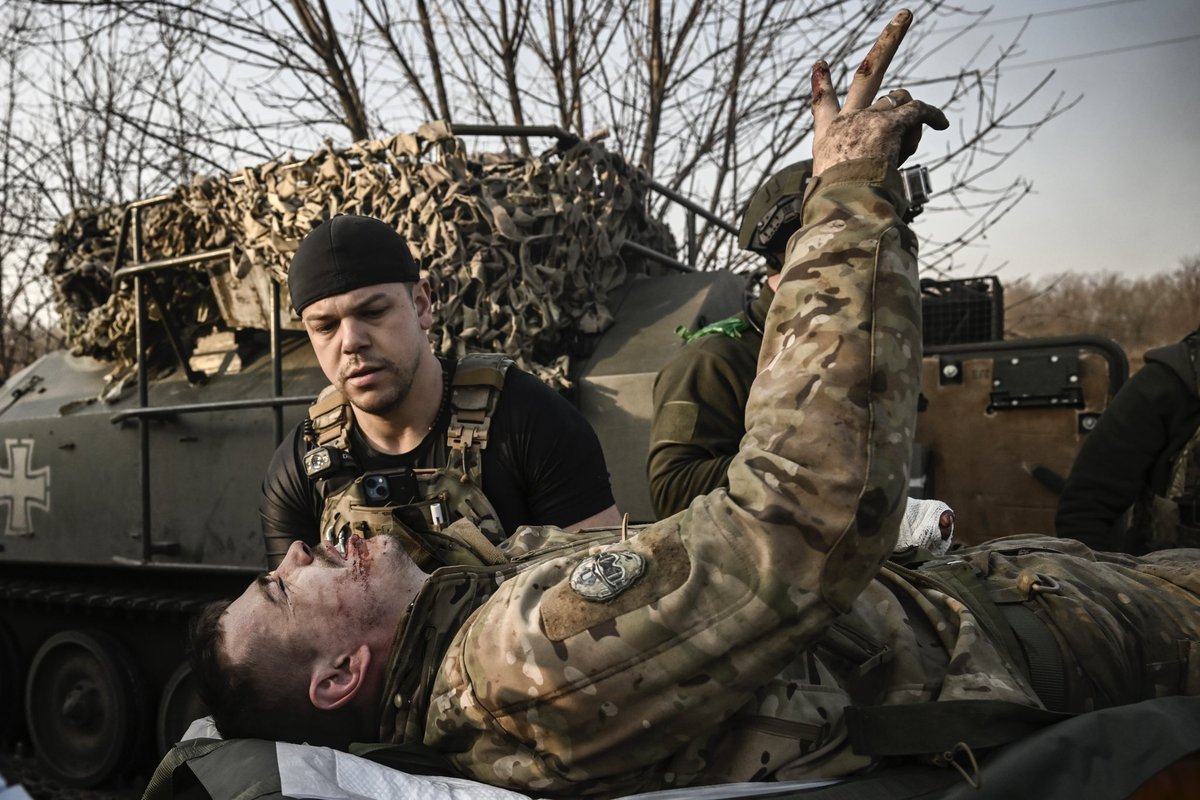 A day with a paramedic team during evacuation of wounded and fallen Ukrainian fighters from the the front line near #Bachmut. 
#Ukraine 
#UkraineRussianWar
