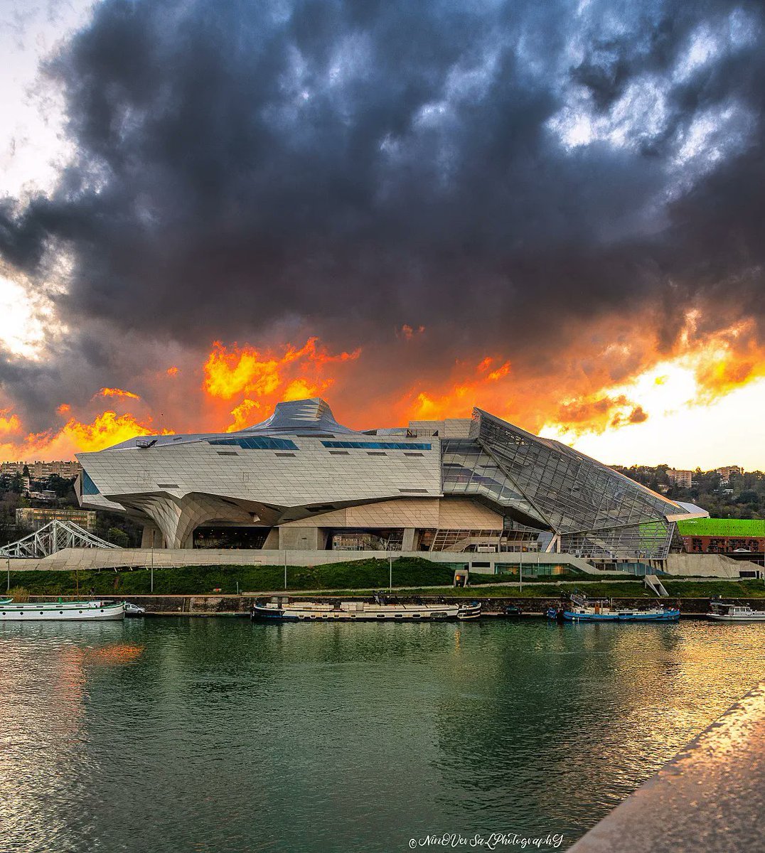StphaneNinO's tweet photo. Non ! 😱😱😱

Ne vous inquiétez pas, le @mdc_confluences ne brûle pas, ce n'est  que les couleurs du coucher de soleil après un petit passage pluvieux ☔ 😉
#Lyon #picoftheday #photooftheday #photography #sunset
Ninoversalphotography:Facebook /Instagram https://t.co/JvuQs42WIC