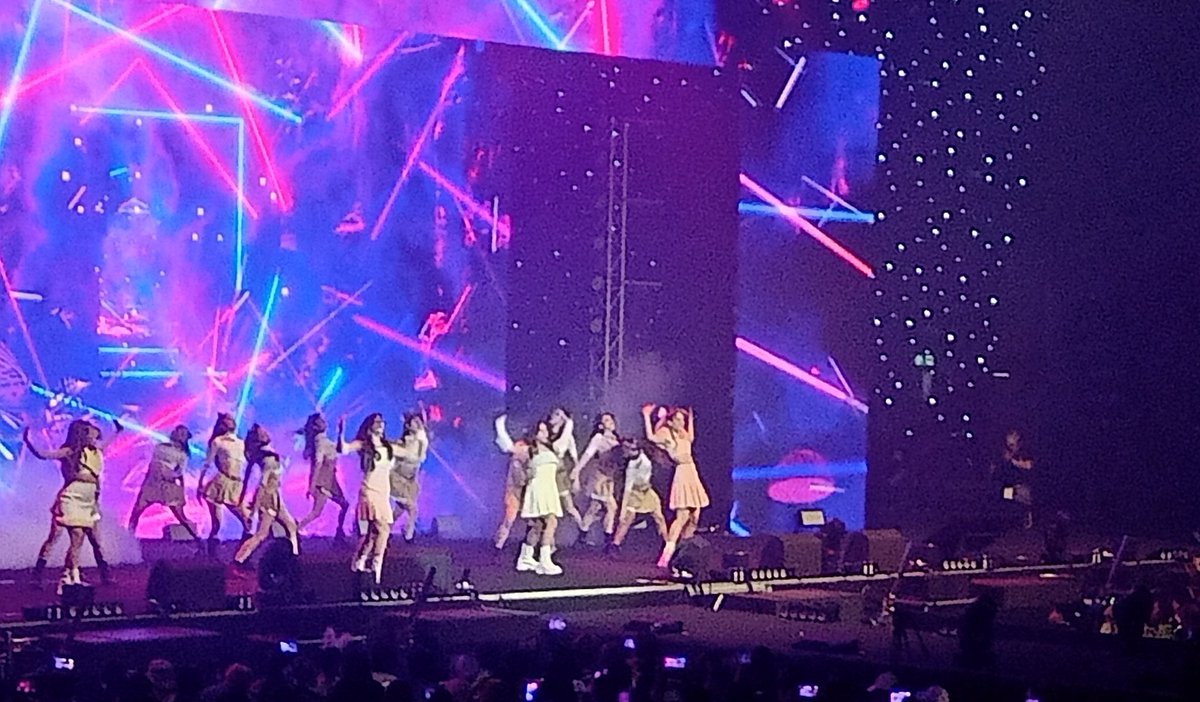 Mamiii7928's tweet photo. เซอร์ไพรส์ที่สาวๆ Uneq มานี่แหละ พิลิงตะโกนเรียกชื่อพวกหนูสุดเสียง ดีใจที่ได้เจอกันในแฟนมีทฟรีนเบคนะคะ
#ฟรีนเบคFanBoomD2 #Uneq https://t.co/k1NRMz5dS1