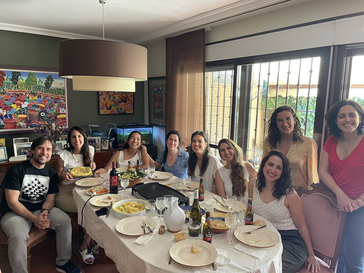 One of the things I like the most about my job is having rotating residents, both from Spain and other countries in our unit.
Lunch at my home, great triumph of my tortilla de patatas. Perfect day in #Alicante