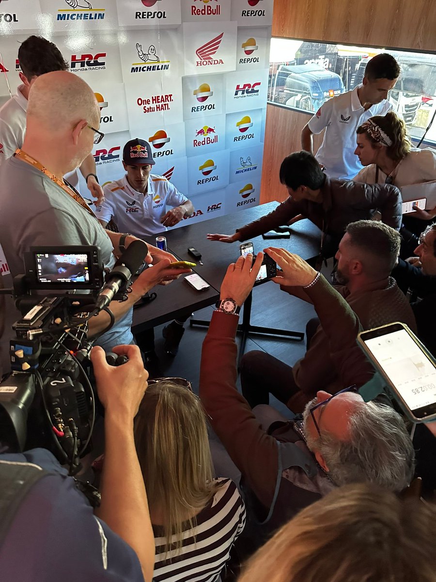 🗣🎙 #MM93: “Hoy lo más importante es que Miguel esté bien. Se me ha bloqueado el freno delantero y he podido esquivar a Martín, pero no a Oliveira. Lo siento mucho por él, por su equipo y por los aficionados portugueses. Estoy muy de acuerdo con la sanción”.

#PortugueseGP🇵🇹