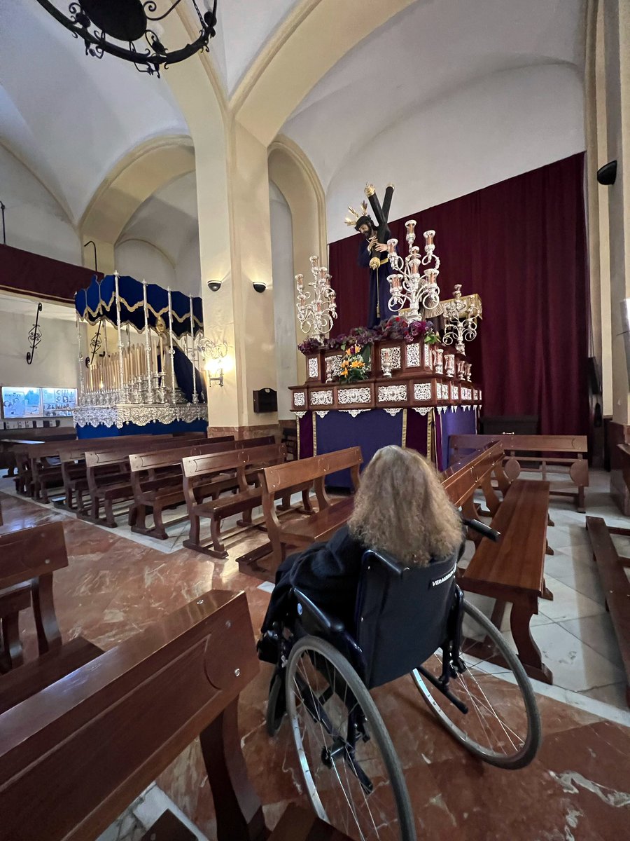 Desgraciadamente desde hace poco tiempo, somos las piernas de mi abuela. Cómo no iba a traerla a ver a sus titulares.