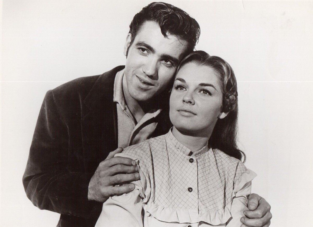 TinseltownTwins's tweet photo. Luana Patten with Jimmie Rodgers in The Little Shepherd of Kingdom Come (1961). #ClassicGirlOfTheWeek #LuanaPatten https://t.co/Z8YOfaNpTB