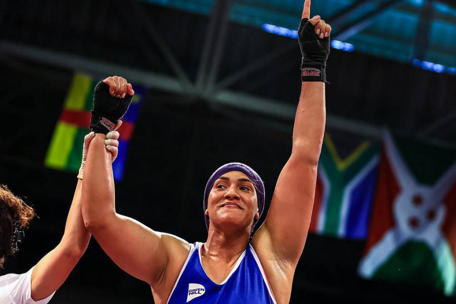 AfricaViewFacts's tweet photo. Moroccan 🇲🇦 boxer Khadija Al-Mardi was crowned the Heavyweight Women’s World Boxing Championship winner, that was held in New Delhi.

The Moroccan champion won the gold medal after defeating her Kazakh competitor Kongibayeva Lazat in the final. https://t.co/owp8cQSoP6