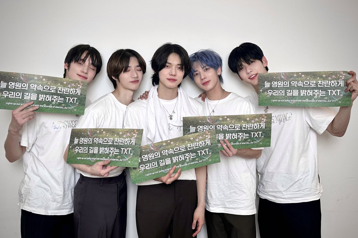 uppuzzles's tweet photo. #MOA: "Lights up our paths bright with the promise of eternity, our TXT." 

#TXT: "Imagine and do not stop believing and we will be together, for eternity." 

@TXT_members @TXT_bighit ♥️ https://t.co/rHkW3YcXzq