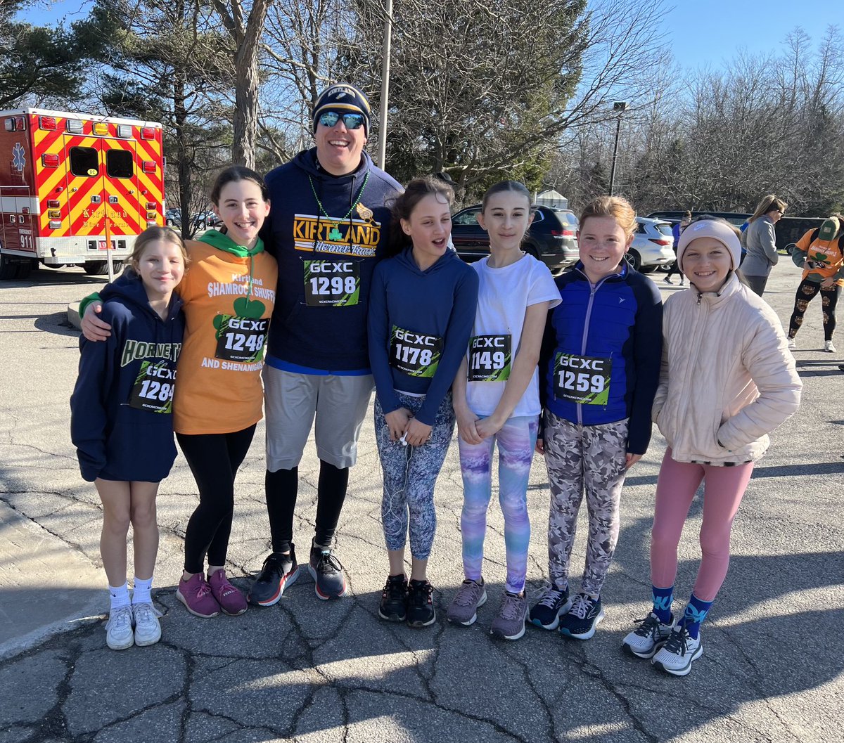 Dr. Moran with some of his future runners ⁦<a href="/KirtlandCCTF/">Kirtland CC and TF</a>⁩! #hornetpride