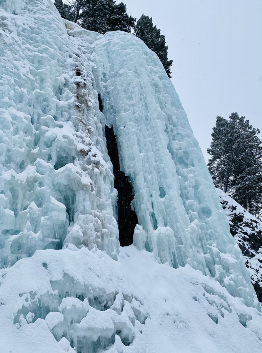 bfoxspencer's tweet photo. Hyalite Canyon #iceclimbing #petzl #Patagonia #northface #himali #lasportiva #hyalitecanyon https://t.co/bvptLS15fY