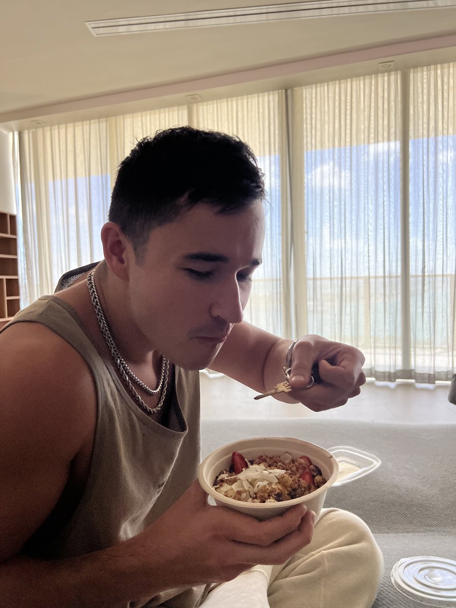johnsummit's tweet photo. don’t have utensils at my new place so i have to key bump my açaí bowl 😭 https://t.co/FqtGHW5yfM