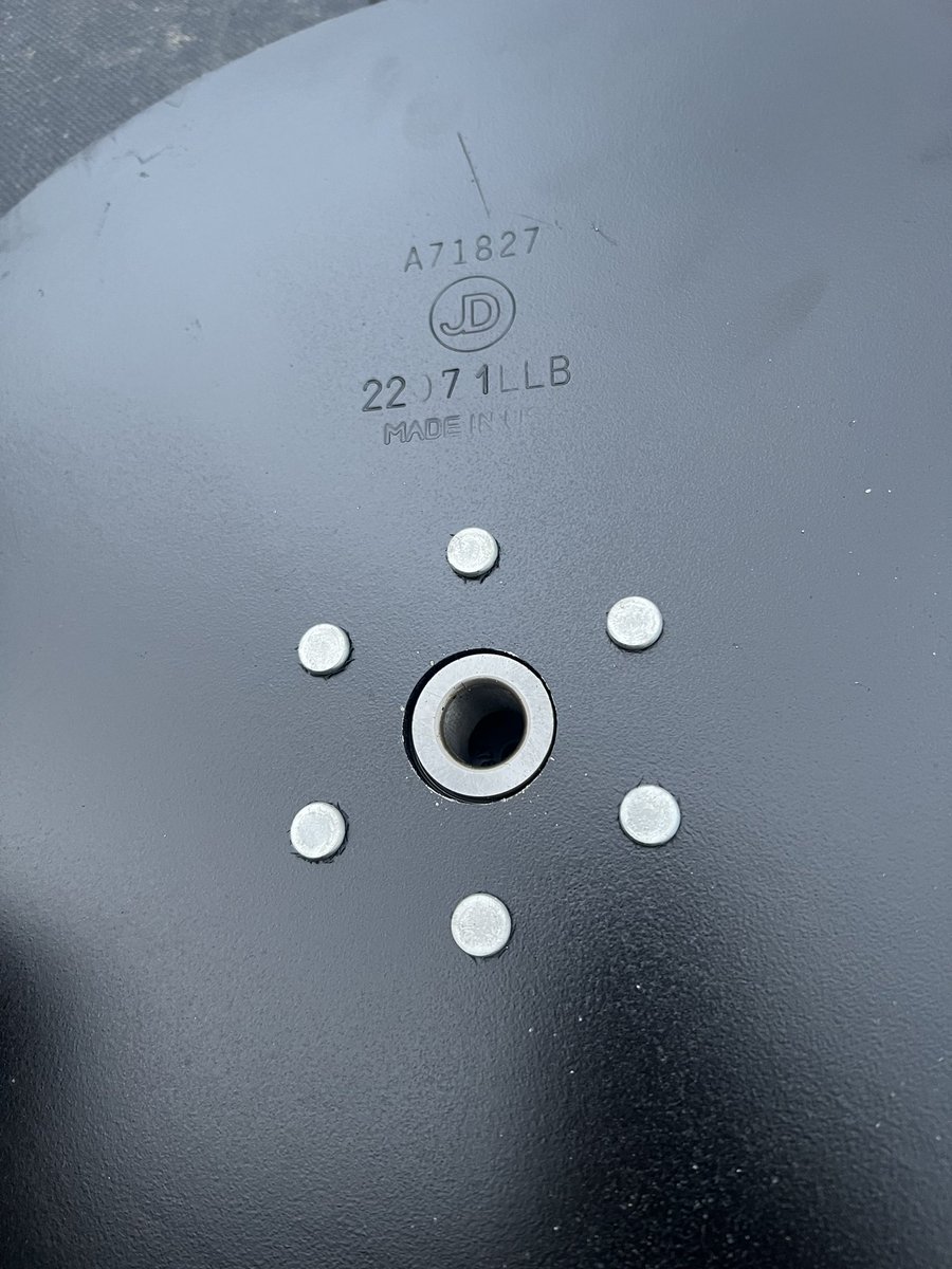 JasonFrick3's tweet photo. Someone please explain to Deere why these need to be perfect. They are not even tryin anymore. https://t.co/yxt9ZEKwbU
