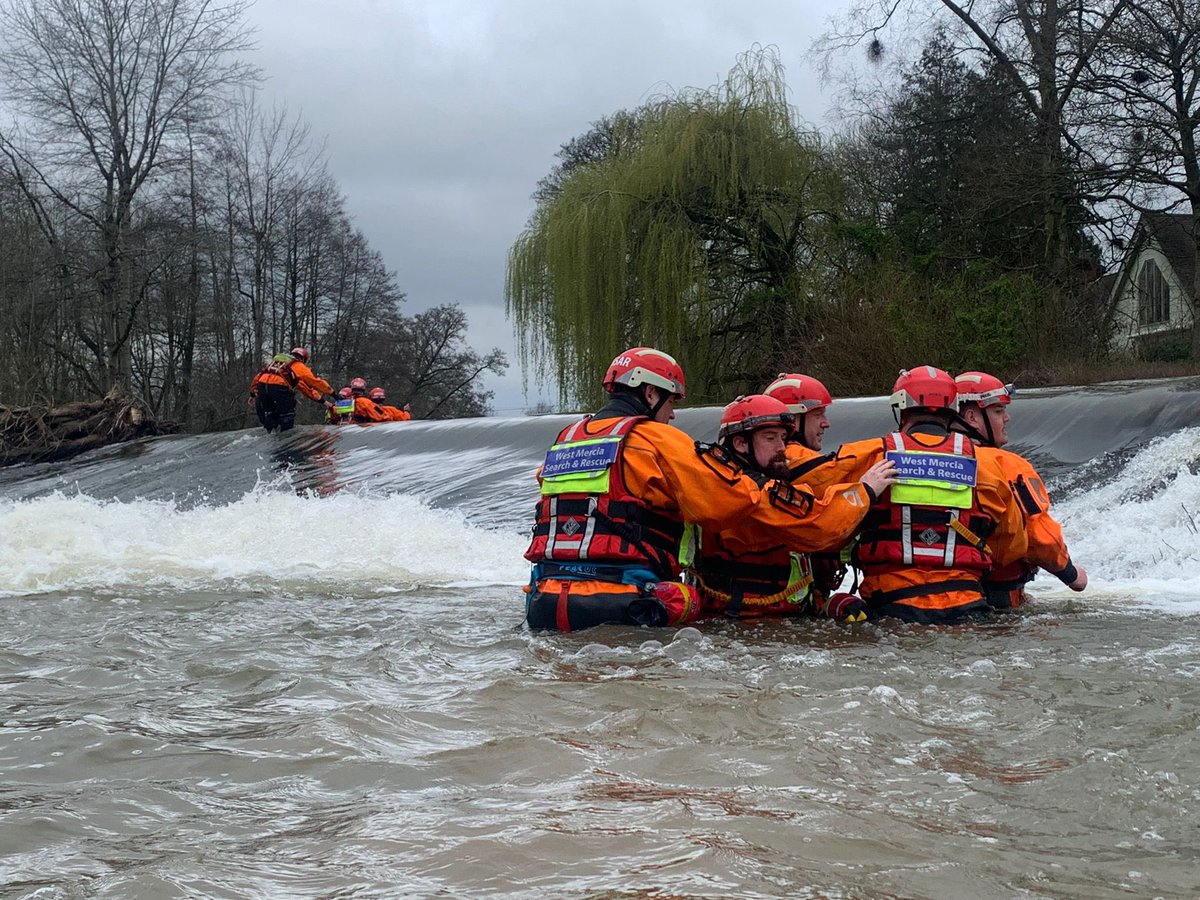 WestMerciaSAR's tweet photo. WATER TEAM TRAINING 

Today saw our Swiftwater and Flood Rescue Technicians take on a CPD day on the river Teme in Ludlow. 

Today's training focused on ropework, managing water rescue scenarios and working in/around weirs. https://t.co/IcN15b6GP2
