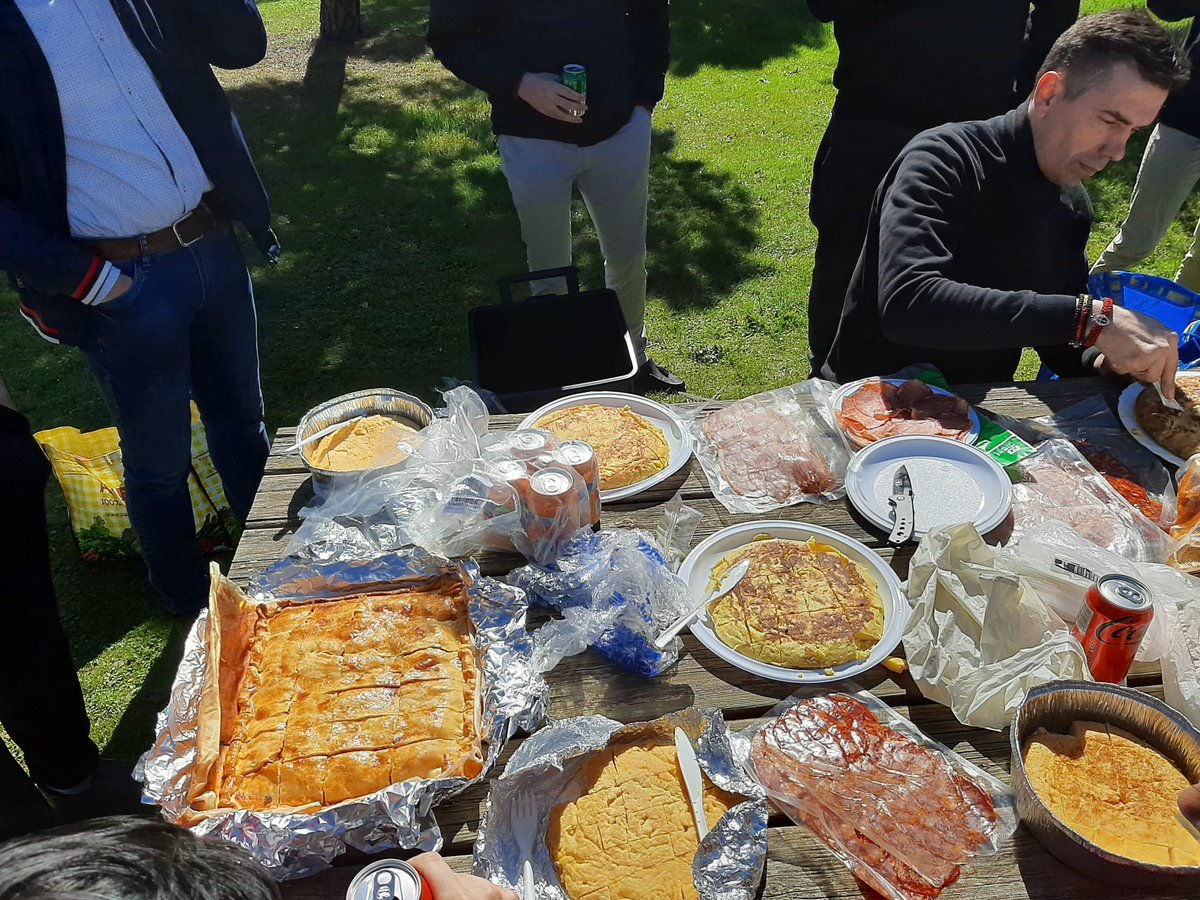 HERMANOS DE CARGA

Hoy ha tenido lugar el último ensayo antes de Semana Santa de nuestra Sección de andas. 
Al finalizar el ensayo han compartido un almuerzo en hermandad. 

Los beneficios de la bebidas van destinados a la Bolsa de Caridad de la Cofradía.
