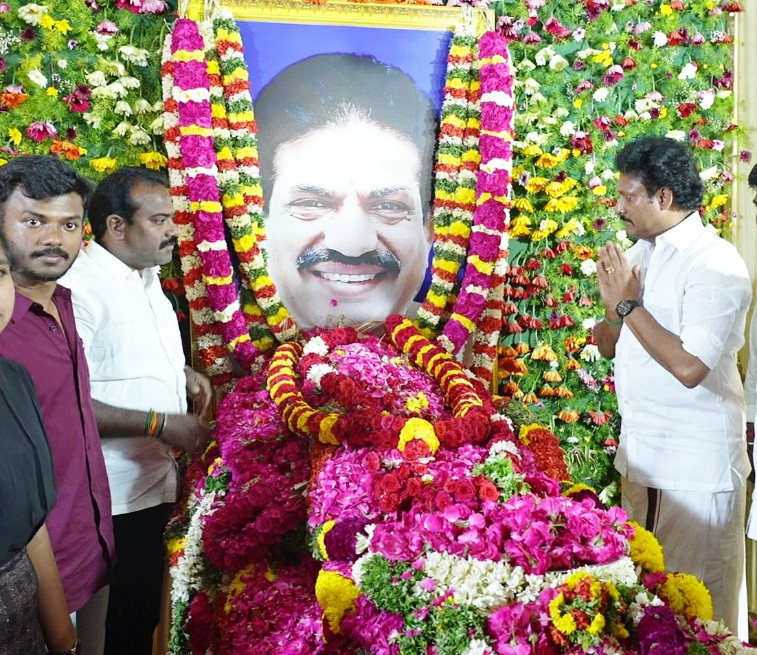 Anbil_Mahesh's tweet photo. திருச்சி மாவட்டத்தின் முன்னாள் மாவட்ட கழகச் செயலாளர், முன்னாள் அமைச்சர் என்.செல்வராஜ் அவர்களின் 4-ஆம் ஆண்டு நினைவு நாளில் அவரின் திருவுருவப் படத்திற்கு மாலை அணிவித்து மரியாதை செலுத்தினோம். https://t.co/0Ed56vpwk6